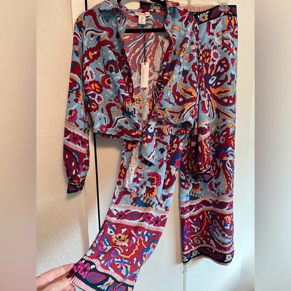 Cupcakes and Cashmere 2 Piece Set NWT Size Medium - Picture 2 of 4